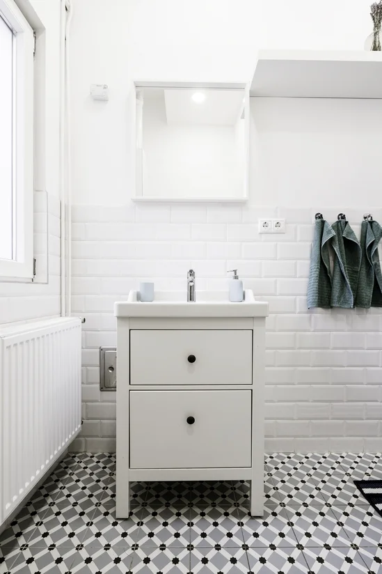 Salle de bain moderne avec meuble blanc et accessoires de soins